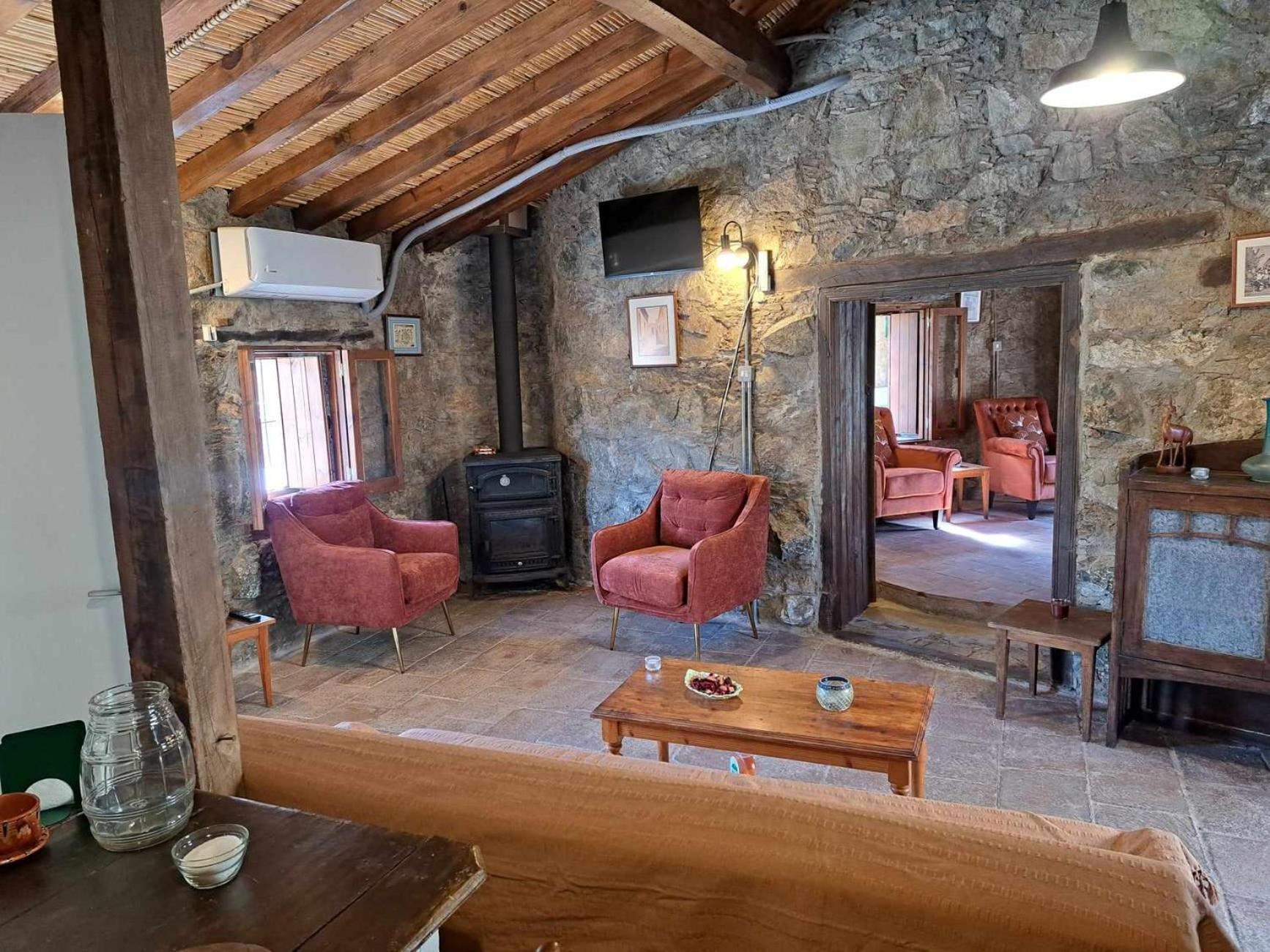 Country house Pitharia Askas